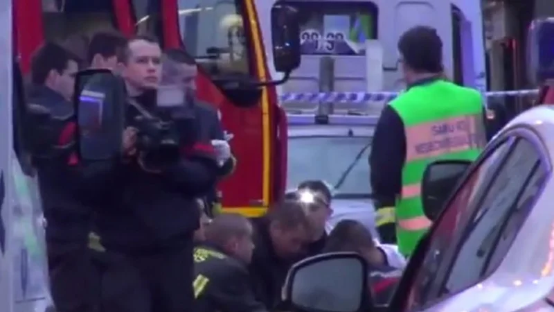 Video: matan a una mujer policía en un tiroteo en el sur de París Video: matan a una mujer policía en un tiroteo en el sur de París