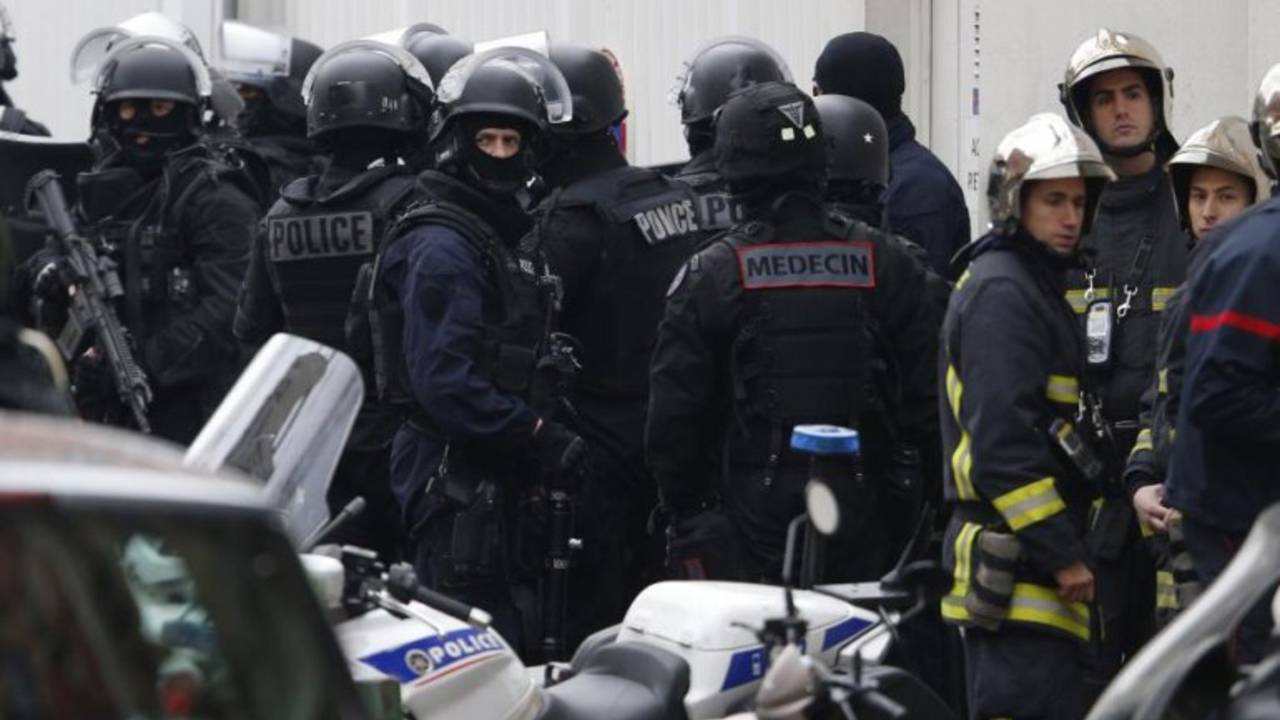 Rodean un edificio cercano al lugar donde fueron vistos los sospechosos del atentado a Charlie Hebdo