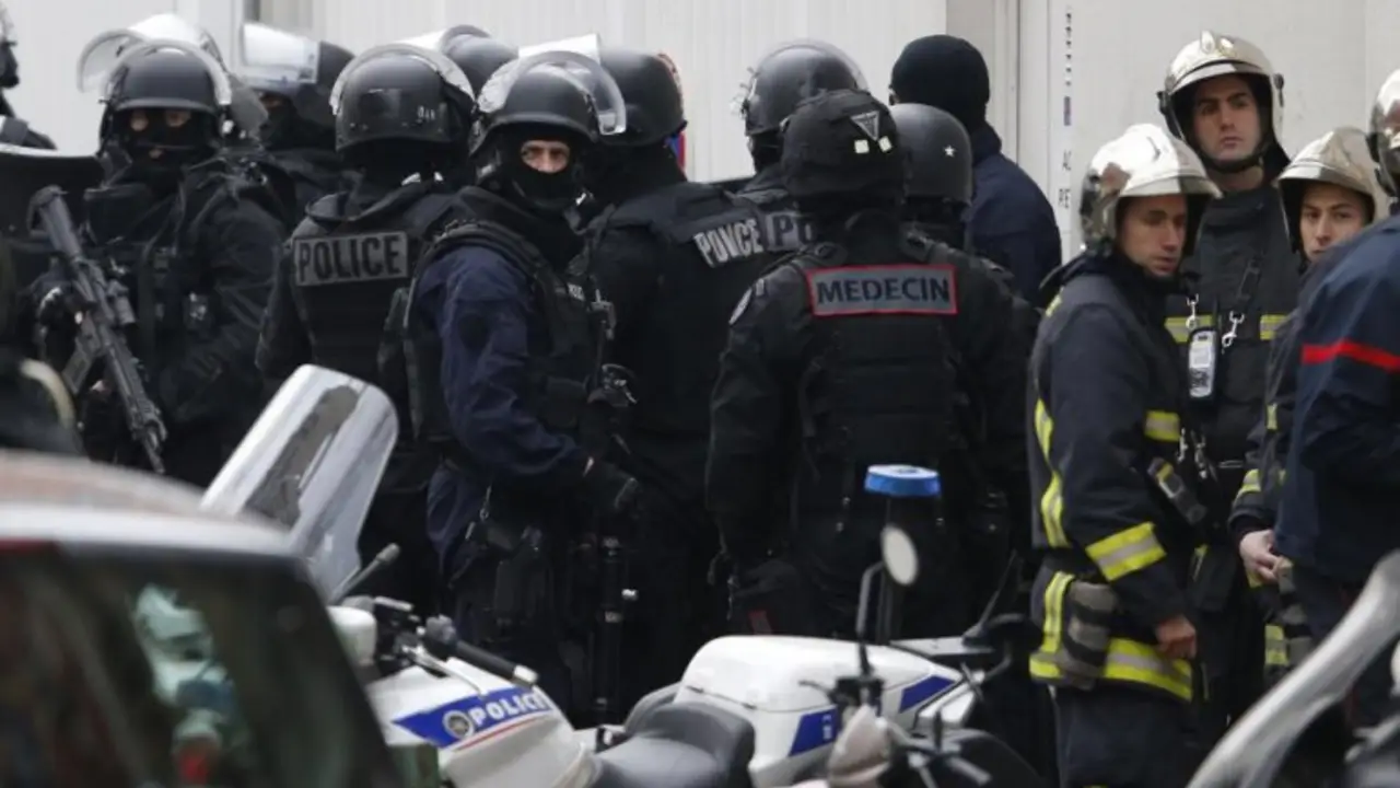 Rodean un edificio cercano al lugar donde fueron vistos los sospechosos del atentado a Charlie Hebdo