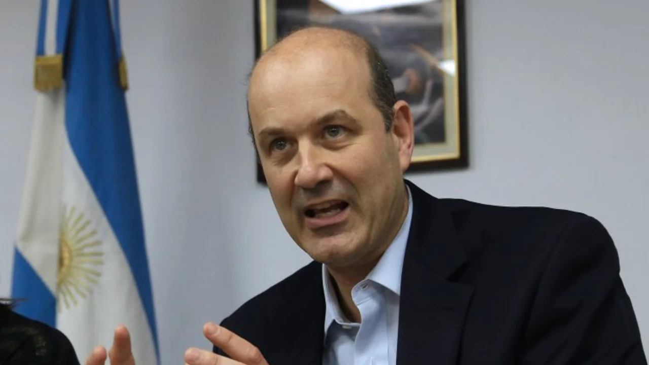 Sturzenegger: "No hay que hacer ajuste fiscal con las tarifas"