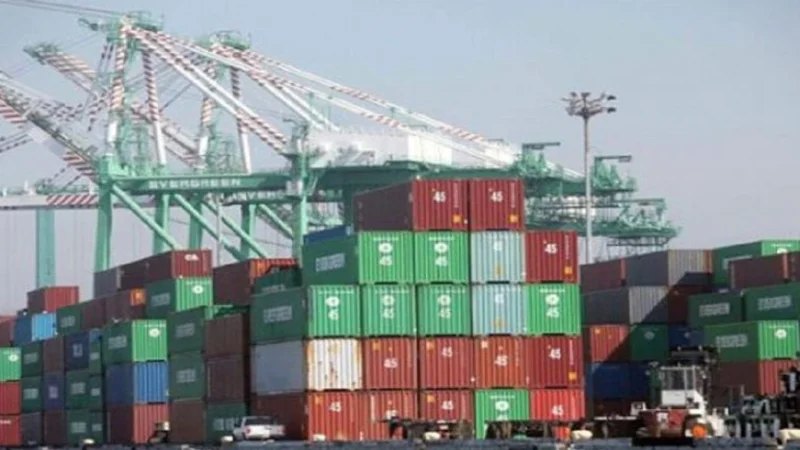 Las exportaciones chinas subieron 6,1 % y las importaciones 0,4 % en 2014