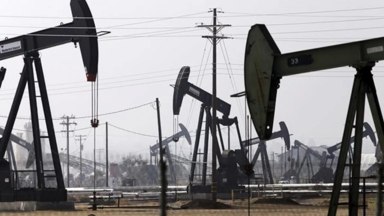 Tras tocar un mínimo en seis años, el petróleo se desploma nuevamente