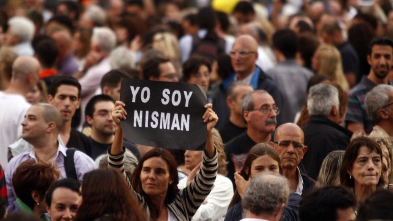 Manifestantes se reúnen en Plaza de Mayo por Nisman