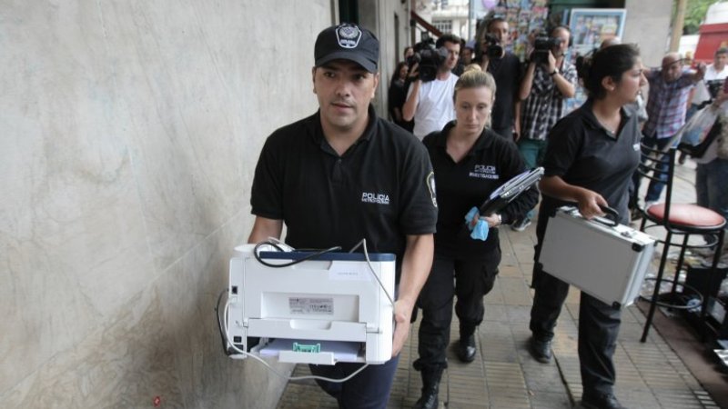 Harán un nuevo peritaje en busca de pólvora en manos de Nisman