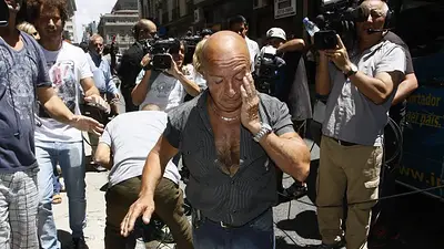 El cerrajero afirmó que la puerta de servicio estaba sin trabar El cerrajero afirmó que la puerta de servicio estaba sin trabar