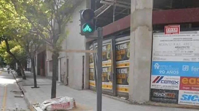 Caballito: colocaron un semáforo encima de una rampa para discapacitados