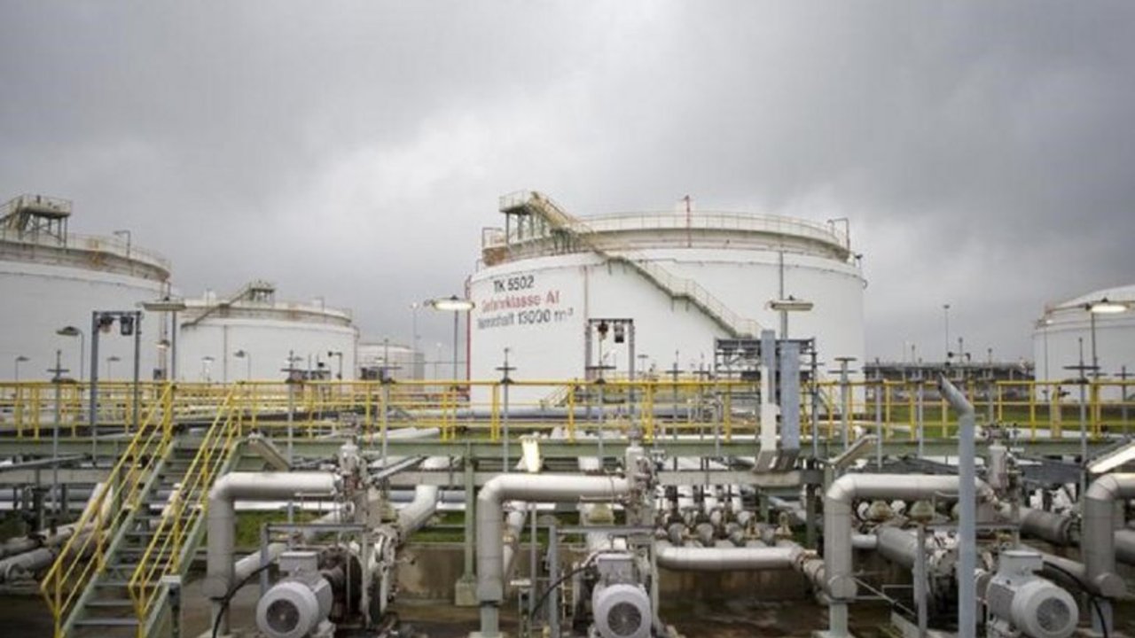 Precios del barril de petróleo siguen por debajo de los 50 dólares