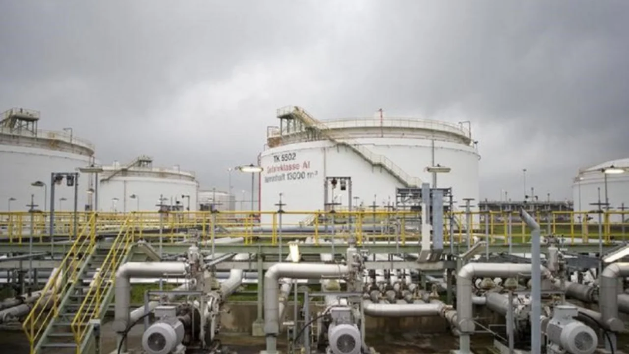 Precios del barril de petróleo siguen por debajo de los 50 dólares