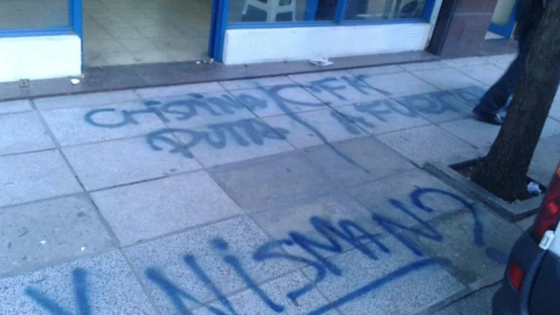 Pintadas contra el Gobierno en un local de Nuevo Encuentro