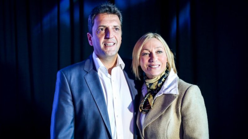 Mónica López se inventó una encuesta que la da primera en la interna massista