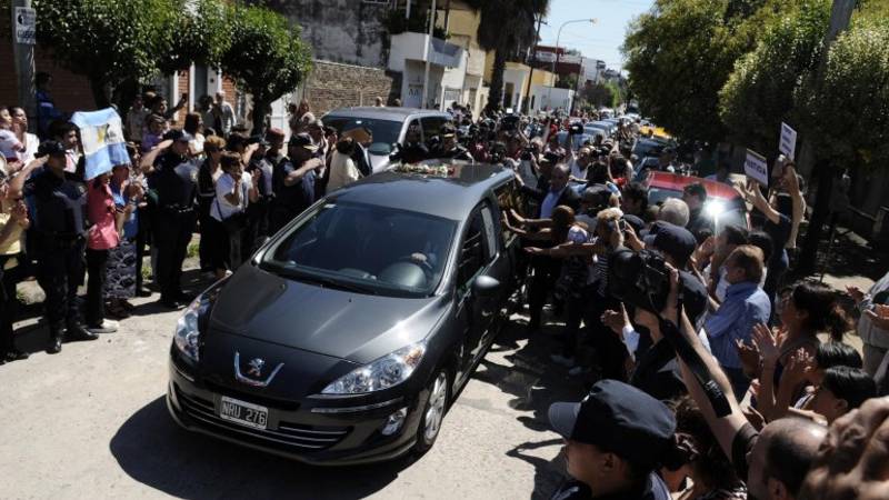 Nisman fue sepultado en La Tablada, en medio de aplausos y fuerte custodia policial