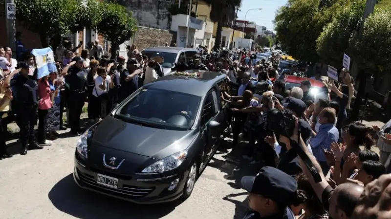 Nisman fue sepultado en La Tablada, en medio de aplausos y fuerte custodia policial