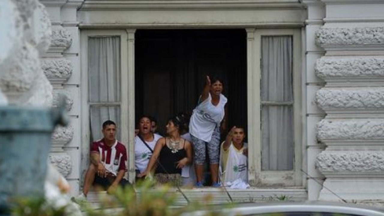 Tensión en La Plata: masivos despidos de empleados y Gendarmería custodia la Municipalidad