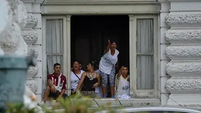 Tensión en La Plata: masivos despidos de empleados y Gendarmería custodia la Municipalidad Tensión en La Plata: masivos despidos de empleados y Gendarmería custodia la Municipalidad