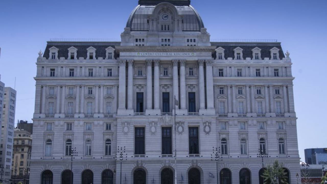 Los despedidos del Centro Cultural Kirchner marchan en reclamo de los puestos de trabajo