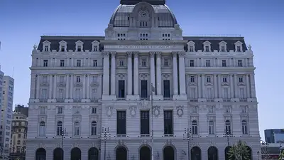 Los despedidos del Centro Cultural Kirchner marchan en reclamo de los puestos de trabajo Los despedidos del Centro Cultural Kirchner marchan en reclamo de los puestos de trabajo