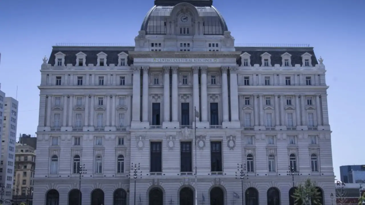 Los despedidos del Centro Cultural Kirchner marchan en reclamo de los puestos de trabajo