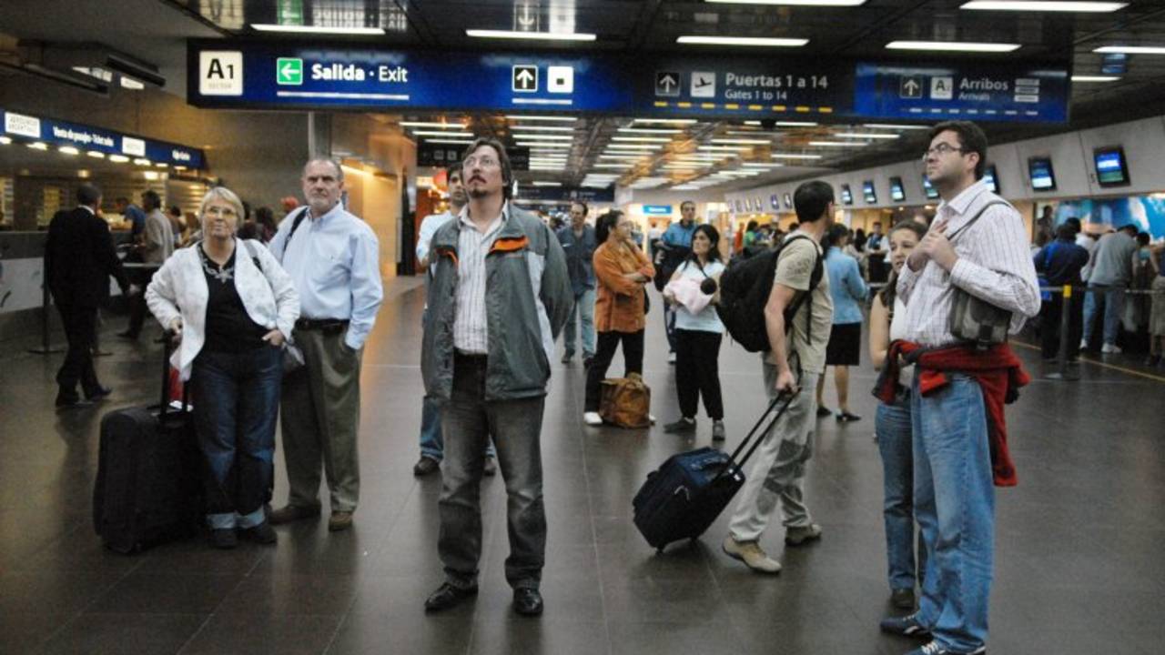 Tras caerse un acuerdo con Aerolíneas, quebró la empresa Sol: 300 despidos