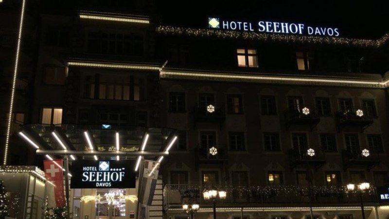 Macri en Davos: ¿cómo es y cuánto cuesta una noche en el lujoso hotel donde se hospeda?