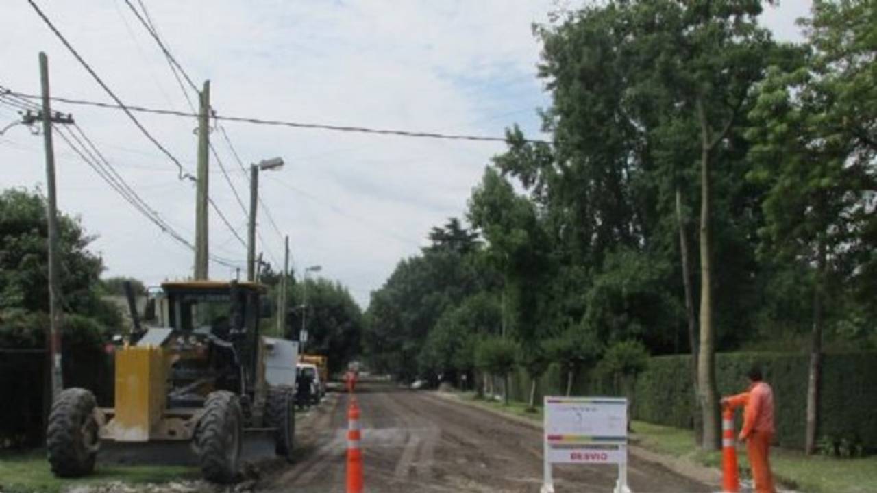 La primera obra pública del intendente de La Plata fue asfaltar el ingreso a un country