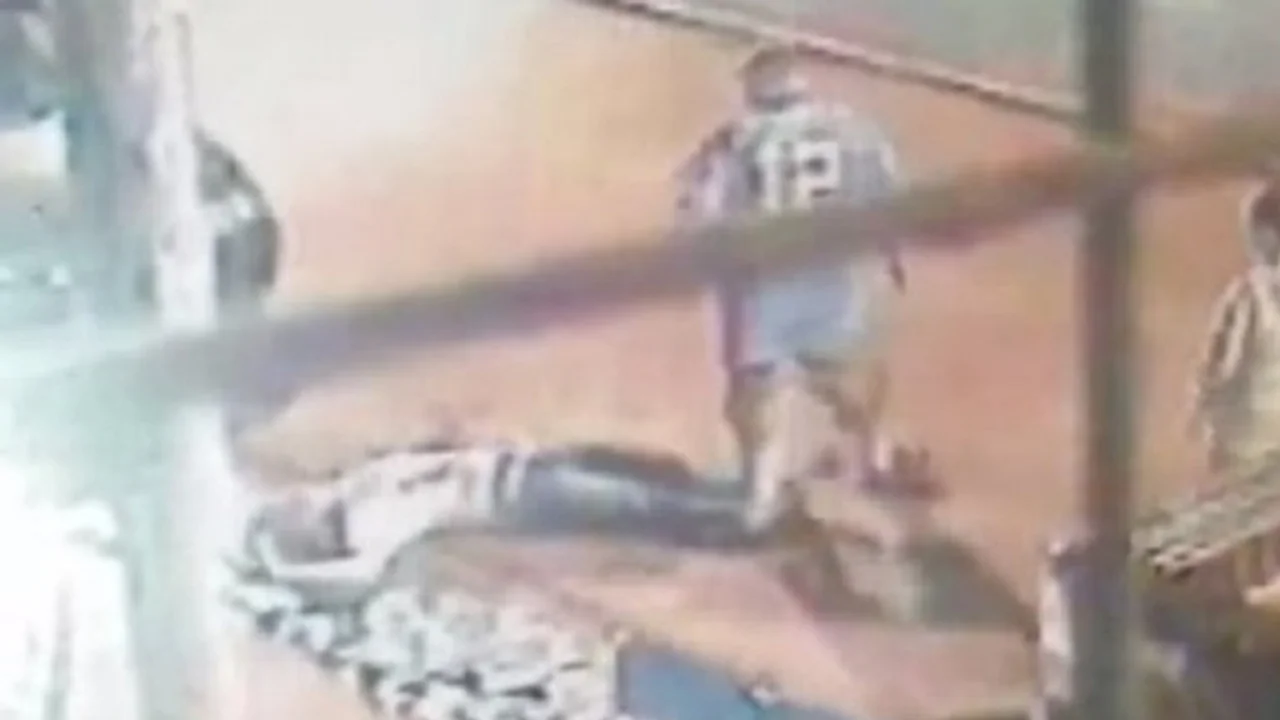 VIDEO: se negó a pagarle al trapito y lo noquearon