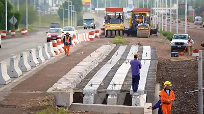 El Gobierno admitió que paralizó obras públicas y peligran más puestos de trabajo El Gobierno admitió que paralizó obras públicas y peligran más puestos de trabajo