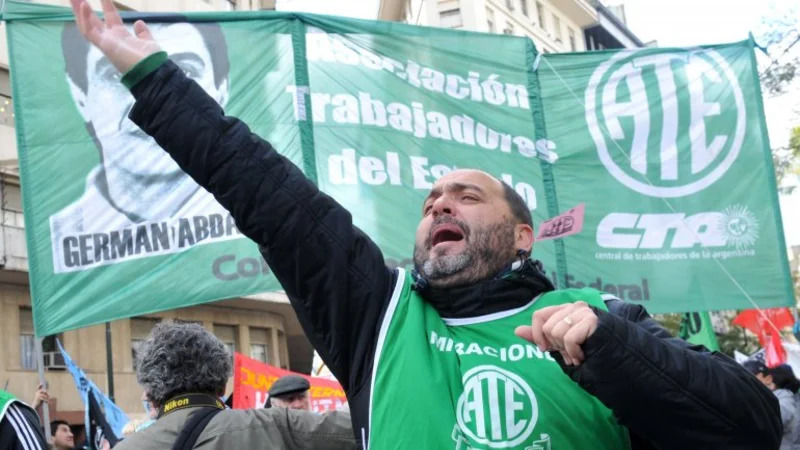 Detienen a un sindicalista en una protesta por despidos