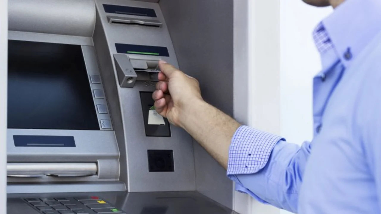 Vuelven a habilitar el retiro de dólares en el exterior desde cuentas en pesos