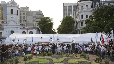 Militantes resisten en Plaza de Mayo por la libertad de Milagro Sala Militantes resisten en Plaza de Mayo por la libertad de Milagro Sala