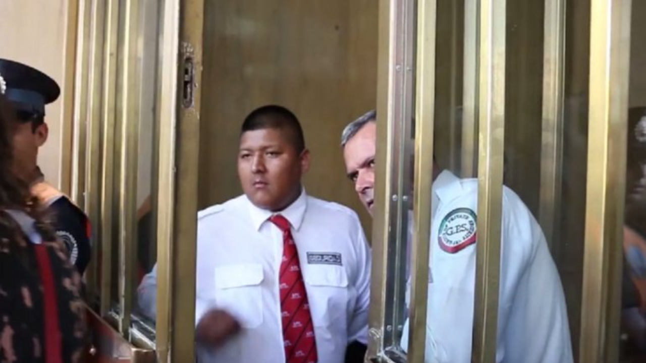 VIDEO: el dramático momento en que trabajadores de Fabricanciones Militares se enteran que fueron despedidos