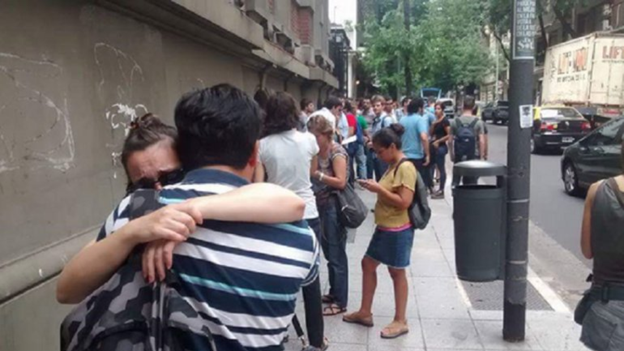 Masivos despidos: gremios se declararon en estado de "alerta y movilización"