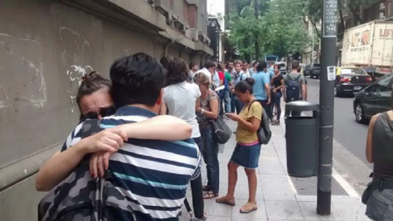 Masivos despidos: gremios se declararon en estado de "alerta y movilización"