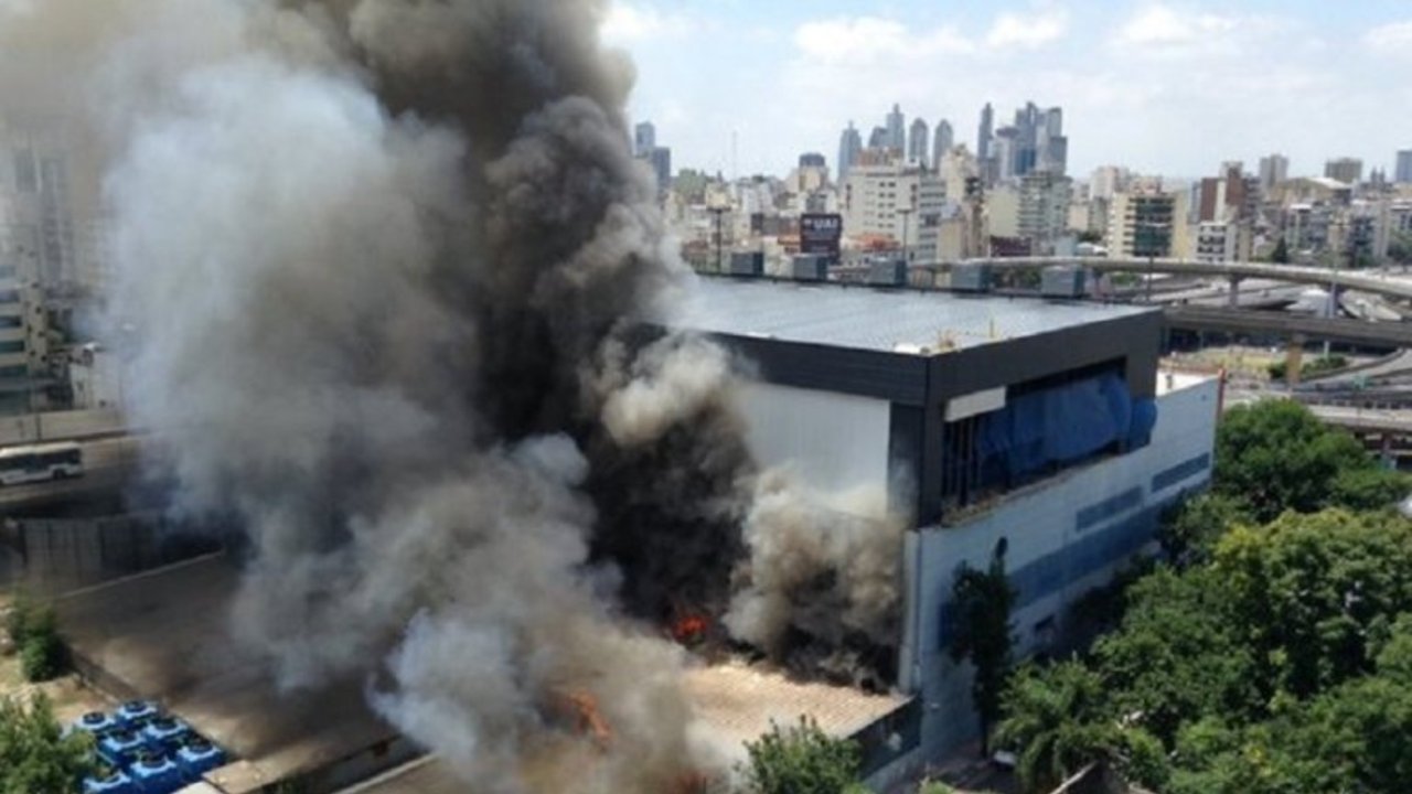 El video del incendio en el edificio de Canal 13 y TN