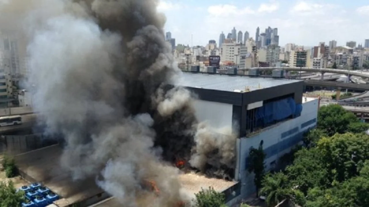 El video del incendio en el edificio de Canal 13 y TN