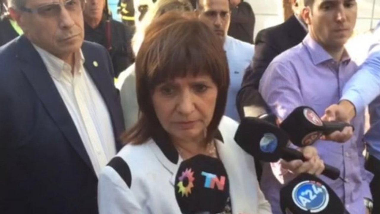 Bullrich recorrió el edificio incendiado y aseguró que se trató de "un accidente"