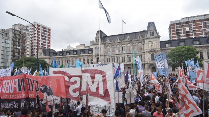 Abrazo simbólico en Educación en rechazo de los despidos