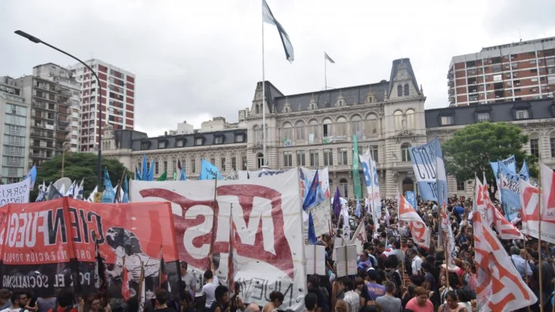 Abrazo simbólico en Educación en rechazo de los despidos