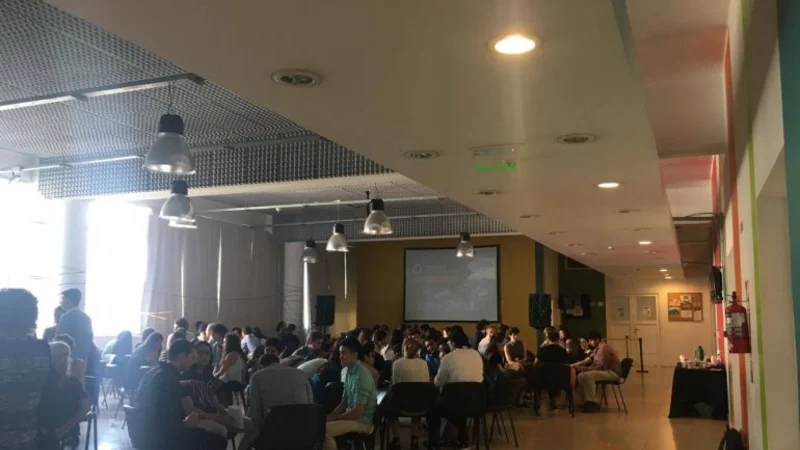 Tras los despidos, Educación organizó una murga con estudiantes de Estados Unidos