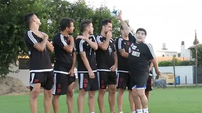 Maradona les enseño su magia a jugadores del Deportivo Riestra Maradona les enseño su magia a jugadores del Deportivo Riestra