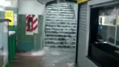 Los tres videos dramáticos de las cataratas en el subte y la Ciudad colapsada por la inundación Los tres videos dramáticos de las cataratas en el subte y la Ciudad colapsada por la inundación