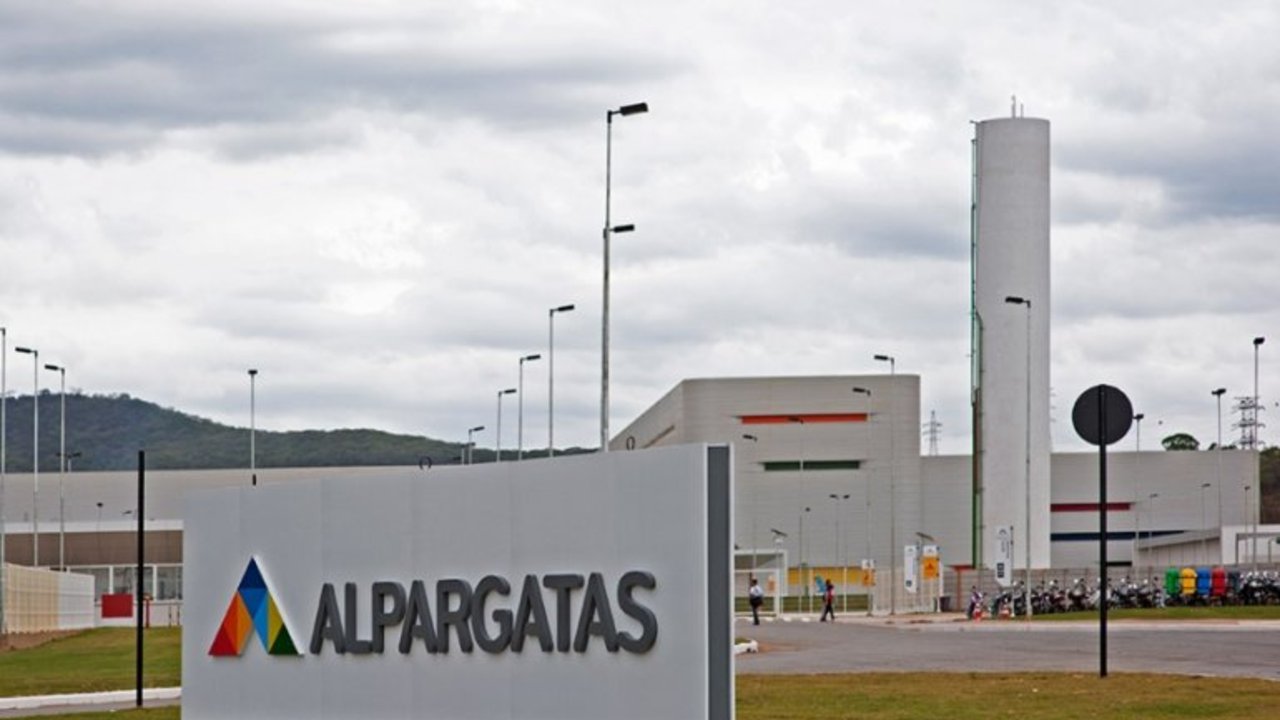 Alpargatas cierra dos de sus plantas por la apertura de importaciones