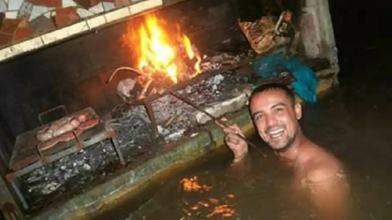 Hicieron asado en medio de la inundación y se volvieron virales