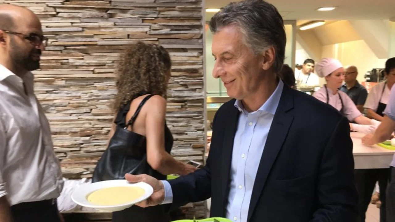 En pleno almuerzo, Macri y periodistas organizaron un partido de fútbol