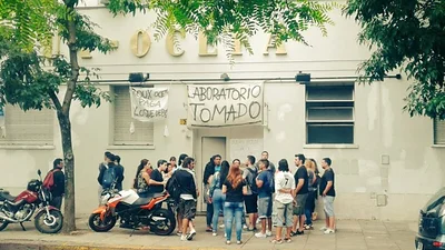 Trabajadores tomaron un laboratorio por compañeros que no cobran hace seis meses Trabajadores tomaron un laboratorio por compañeros que no cobran hace seis meses