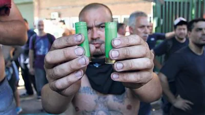 Periodistas de Clarín y La Nación se solidarizaron con los trabajadores reprimidos en AGR Periodistas de Clarín y La Nación se solidarizaron con los trabajadores reprimidos en AGR