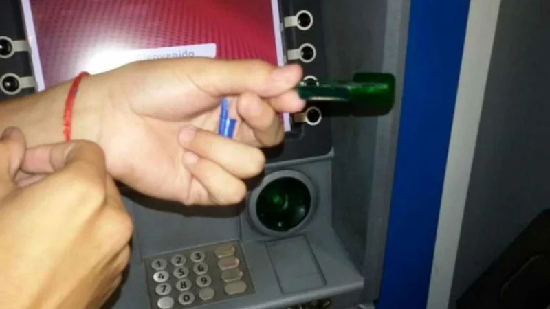 La nueva modalidad de robo de tarjetas en los cajeros automáticos