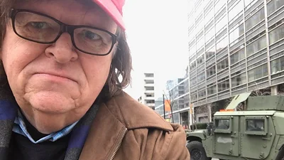El crudo tuit de Michael Moore en medio de la represión en EE.UU El crudo tuit de Michael Moore en medio de la represión en EE.UU