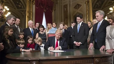 Arrancó el ajuste en Estados Unidos: por decreto, reduce el plan de obras sociales "Obamacare" Arrancó el ajuste en Estados Unidos: por decreto, reduce el plan de obras sociales "Obamacare"