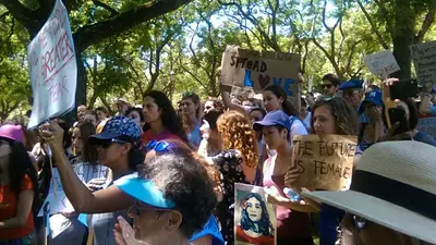 Mujeres argentinas marcharon a la embajada de Estados Unidos contra Trump Mujeres argentinas marcharon a la embajada de Estados Unidos contra Trump