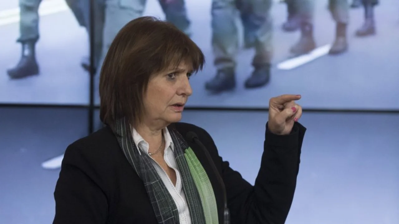 Insólito: Patricia Bullrich interrumpió una despedida diplomática para hacer un chiste